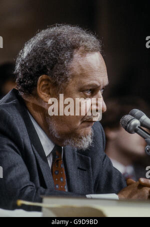 Washington, DC. Stati Uniti d'America, 16 settembre, 1987 Nominee il giudice Robert Bork testimonia per un secondo giorno a alla commissione giudiziaria del Senato audizioni sulla sua conferma come associare la giustizia della Corte suprema degli Stati Uniti Credito: Mark Reinstein Foto Stock