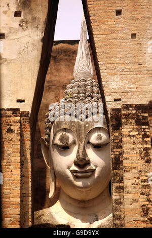 Il Wat Si Chum tempio presso il parco storico di Sukothai in Provinz Sukhothai nel nord di Bangkok in Thailandia, Southeas Foto Stock