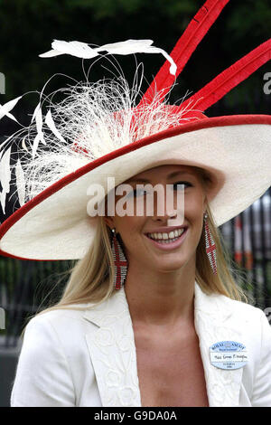 Emma Pilkington, 20 anni, da Londra, mette in mostra un paio di orecchini patriottici, mentre i pugni arrivano a Royal Ascot per la prima giornata di corse al nuovo corso all'avanguardia del Berkshire. Foto Stock