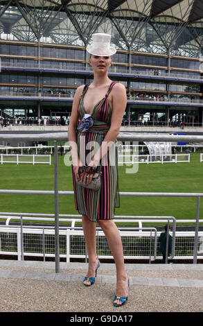 Il modello Jodie Kidd si pone in un abito a righe arcobaleno di Missoni e in un cappello bianco con mini-top decorato con cristalli di Cozmo Jenksfront davanti alla nuova tribuna di Royal Ascot, Berkshire. Foto Stock