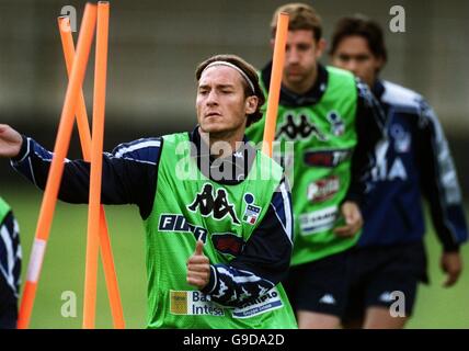 Calcio - Euro 2000 - Italia formazione. Francesco Totti in Italia si aggira intorno ai poli durante l'allenamento Foto Stock