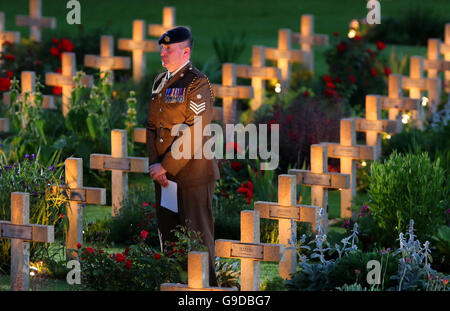 Soldati stand tra acceso delle tombe di guerra durante un militare veglia a led per commemorare il centesimo anniversario dell inizio della battaglia della Somme presso il memorial Thiepval al mancante, come parte della commemorazione del centenario della Battaglia delle Somme presso la Commissione delle tombe di guerra del Commonwealth Thiepval Memorial in Thiepval, Francia, dove 70.000 British and Commonwealth soldati con noto alcun grave sono commemorati. Foto Stock