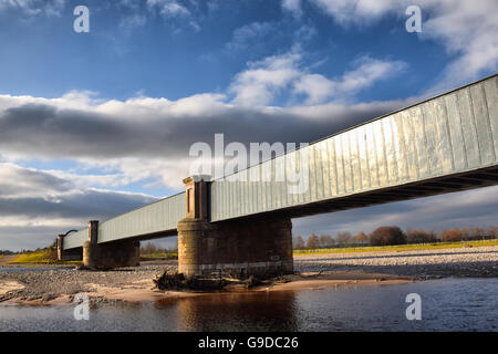 Ponte della ferrovia su acqua Foto Stock