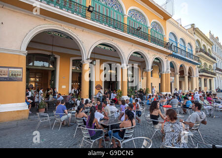 Gli ospiti seduti davanti ad un ristorante presso il Plaza Vieja, l'Avana Vecchia Havana Vieja, Cuba Foto Stock