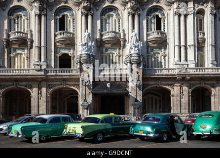 Scenario di strada, oldtimer parcheggio presso il Museo del Prado di fronte al teatro, Havana, Cuba Foto Stock