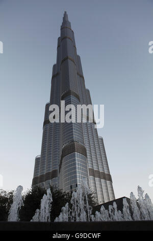 Il Burj Khalifa, Chalifa, 828m, edificio più alto del mondo, Dubai, Emirati Arabi Uniti, Medio Oriente Foto Stock
