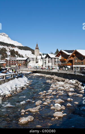 Negozi e alberghi nel centro della città di fiume Lech Lech am Arlberg, Vorarlberg, Austria, Europa Foto Stock