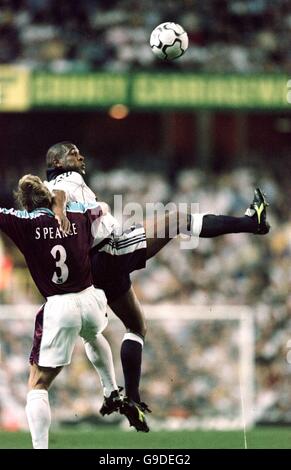 Les Ferdinand (r) di Tottenham Hotspur grapples con West Ham United's. Stuart Pearce (l) per possesso della palla Foto Stock