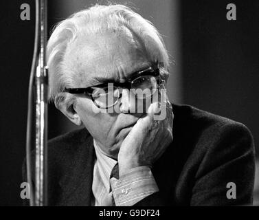 Il leader laburista Michael Foot ha riflettuto profondamente all'inizio di una sessione della Conferenza del Partito laburista presso i Winter Gardens di Blackpool, dove è stato invitato a promettere in ferro di stampa che l'impegno di vietare la bomba sarebbe stato incluso nel prossimo manifesto laburista. Foto Stock