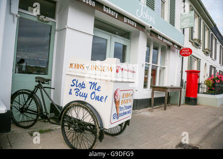 Un tradizionale negozio di mare e un ufficio postale con un gelato in bicicletta per la consegna al di fuori,dicendo 'stop me e acquistare un' Foto Stock