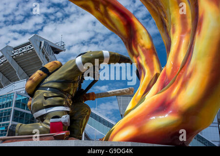 Ohio, Cleveland. Caduto Fire Fighters Memorial. Con Cleveland Brown Stadium di distanza. Foto Stock