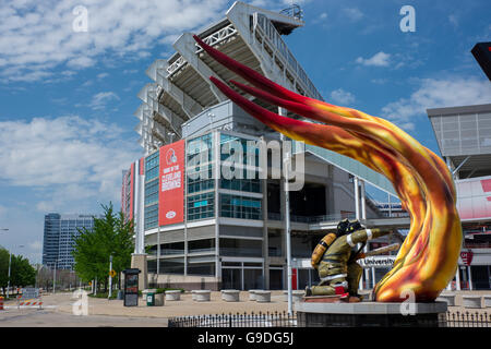 Ohio, Cleveland. Caduto Fire Fighters Memorial. Con Cleveland Brown Stadium di distanza. Foto Stock