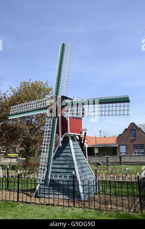 Mulino a vento nel villaggio olandese in Olanda, Michigan Foto Stock