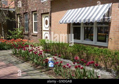 Kissing statua in villaggio olandese in Olanda, Michigan Foto Stock