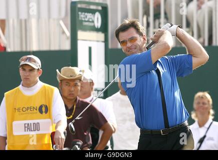 Golf - il 135th Open Championship 2006 - Day Two - Royal Liverpool - Hoylake. L'inglese Nick Faldo si tea fuori per il secondo giorno degli Open Foto Stock