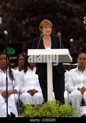 Tessa Jowell, membro della Segreteria di Stato per la Cultura, i mezzi di comunicazione e lo Sport, legge al servizio di commemorazione di coloro che hanno perso la vita alle stazioni metropolitane di Kings Cross, Russell Square, Edgware Road e Aldgate e Tavistock Square Foto Stock