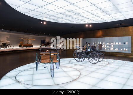 Interno del Museo Mercedes Benz di Stoccarda. Foto Stock