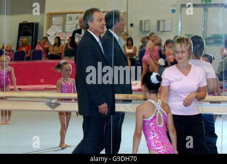 Il primo ministro britannico Tony Blair si riflette in uno specchio da parete presso lo Spennythorne Leisure Centre Gymnastic Club durante una visita a Spennymoor, County Durham. Foto Stock