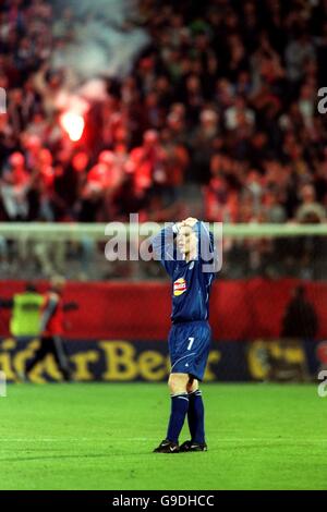 Neil Lennon di Leicester City mostra la sua delusione come il rosso I fan di Star Belgrade hanno lasciato fuori più svasature per mostrare loro piacere Foto Stock