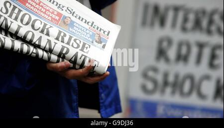 Lo standard serale di Londra viene venduto in quanto la Bank of England aggiunge nuova pressione ai proprietari di case in un aumento di sorpresa dei tassi di interesse. Foto Stock