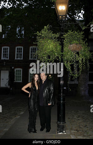 Meat Loaf e Marion Raven partecipano alla festa di lancio del suo nuovo album "Bat out of Hell III: The Monster is Loose", presso la Staple Inn Hall il 3 agosto 2006 a Londra. Il credito fotografico dovrebbe essere: Suzan/Empics Foto Stock