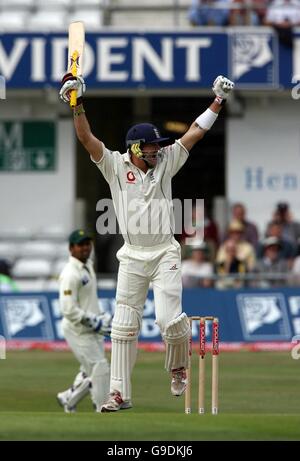 Cricket - terza prova di npower match - Inghilterra / Pakistan - Headingley - Day One. Kevin Pietersen in Inghilterra festeggia il suo secolo durante il primo giorno della terza prova di npower contro il Pakistan a Headingley, Leeds. Foto Stock