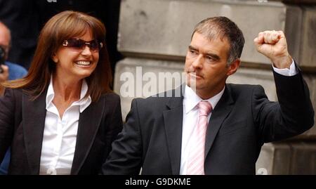 L'ex leader del Partito Socialista Scozzese Tommy Sheridan lascia la Corte di sessione a Edimburgo con sua moglie Gail. Foto Stock