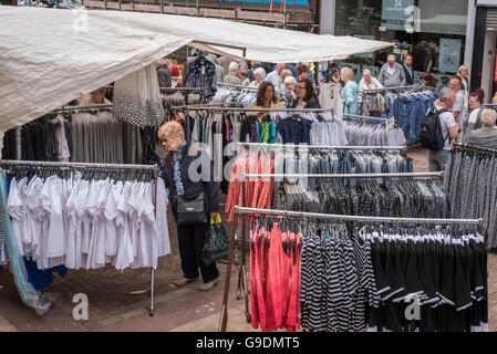 Tipico English street market scene a Ormskirk. Lancashire. Il nord ovest dell'Inghilterra. Foto Stock