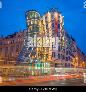 Praga, la Casa Danzante di notte Foto Stock