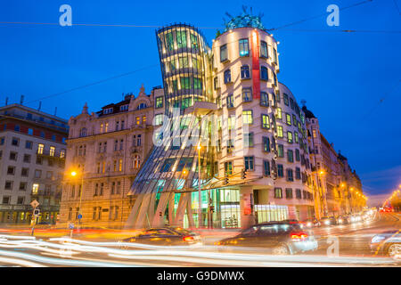 Praga, la Casa Danzante di notte Foto Stock