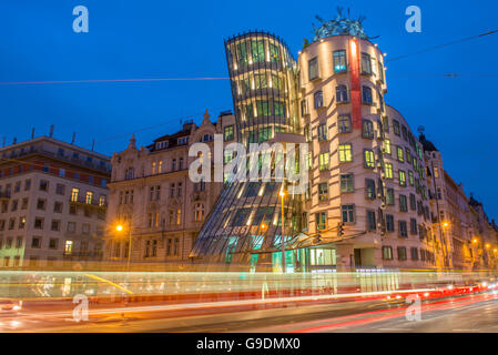 Praga, la Casa Danzante di notte Foto Stock