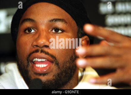 Lennox Lewis, campione di pesi massimi di WBC, parla con la stampa precedente Al titolo di sabato lotta con Frans Botha Foto Stock