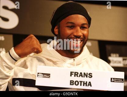 Il campione dei pesi massimi WBC Lennox Lewis con la targa di nome dello sfidante Frans Botha, che ha lasciato la confrenza stampa Head to Head a causa dell'arrivo ritardato di Lewis Foto Stock