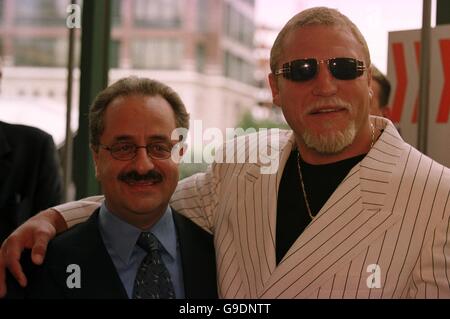 Il promotore di Lennox Lewis Panos Ellidas (l) con Frans Botha (r) Prima della battaglia di sabato alla London Arena Foto Stock