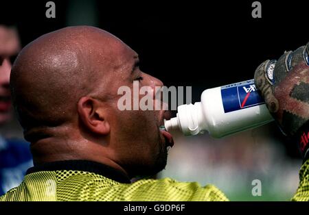 Calcio - AXA Celebrity Football Match - Bescot Stadium, Walsall. L'attore Trevor Dwyer Lynch dei poliziotti prende una rottura Foto Stock