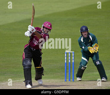 Cricket - Trofeo Cheltenham e Gloucester - Nottinghamshire / Northamptonshire - Trent Bridge. Surav Gangurly ha segnato il top per il Northamptonshire con un inning di 71 contro il Nottinghamshire. Chris Read mantiene il wicket Foto Stock