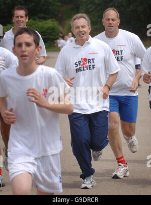 Il primo ministro Tony Blair (seconda a destra) corre un miglio di beneficenza per il soccorso sportivo in una pista a est di Londra con gli ex atleti olimpici Steve Redgrave (a destra). Foto Stock