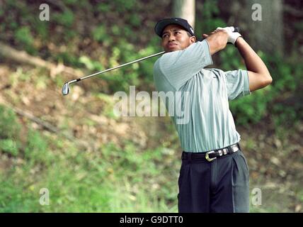 Golf - US PGA Championship - Louisville - giorno uno. Tiger Woods tee off dal terzo tee Foto Stock