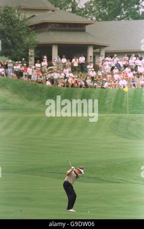 Golf - US PGA Championship - Louisville - giorno due. Colin Montgomerie gioca il suo approccio girato al 9 Foto Stock