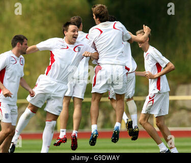 John Terry in azione in Inghilterra durante una sessione di formazione a Mittelbergstadion, Buhlertal, Germania. Data immagine: Giovedì 29 giugno 2006. L'Inghilterra gioca il Portogallo nella loro partita di quarto finale di sabato. Il credito fotografico dovrebbe essere: Owen Humphreys/PA. «questa immagine può essere utilizzata solo in (i) servizi, giornali, riviste, supplementi di giornali o riviste e (II) in qualsiasi versione Internet di tali giornali, riviste o supplementi o in altri siti Internet editoriali, purché non siano destinati; O promosso come disponibile per l'accesso/visualizzazione mobile ("Pubblicazioni consentite") e l'uso Foto Stock