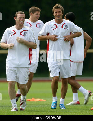 Wayne Rooney (a sinistra) e David Beckham in Inghilterra durante una sessione di allenamento a Mittelbergstadion, Buhlertal, Germania. Data immagine: Giovedì 29 giugno 2006. L'Inghilterra gioca il Portogallo nella loro partita di quarto finale di sabato. Il credito fotografico dovrebbe essere: Martin Rickett/PA. 'Questa immagine può essere utilizzata solo in (i) servizi via cavo, giornali, riviste, supplementi di giornali o riviste e (II) qualsiasi versione Internet di tali giornali, riviste o supplementi, o altri siti internet editoriali, purché non siano destinati o promossi come disponibili per l'accesso/la visione mobile ('permesso Foto Stock