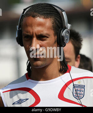 Il Rio Ferdinand in Inghilterra arriva per una sessione di allenamento a Mittelbergstadion, Buhlertal, Germania. Data immagine: Giovedì 29 giugno 2006. L'Inghilterra gioca il Portogallo nella loro partita di quarto finale di sabato. Il credito fotografico dovrebbe essere: Owen Humphreys/PA. «questa immagine può essere utilizzata solo in (i) servizi, giornali, riviste, supplementi di giornali o riviste e (II) in qualsiasi versione Internet di tali giornali, riviste o supplementi o in altri siti Internet editoriali, purché non siano destinati; O promosso come disponibile per l'accesso/visualizzazione mobile ("Pubblicazioni consentite") e l'uso è Foto Stock