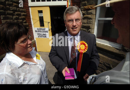 Il candidato parlamentare indipendente dai Davies e sua moglie Amanda (a sinistra) parlano agli elettori della Willow Town School, Ebbw vale, mentre hanno votato nella sottoelezione dell'Assemblea parlamentare e gallese di oggi a Blaenau Gwent. Foto Stock