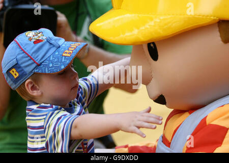 Bob The Builder saluta un giovane ospite alla prima britannica di Bob The Builder: Built to Be Wild, a Leicester Square, nel centro di Londra. Foto Stock