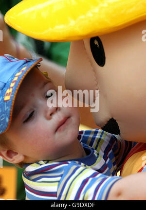 Bob The Builder saluta un giovane fan alla prima inglese di Bob The Builder: Costruito per essere selvaggio, in Leicester Square, nel centro di Londra. Foto Stock