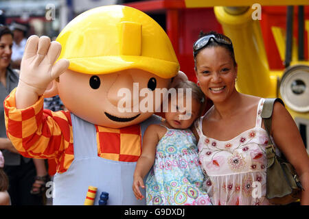 Bob The Builder saluta l'attrice Angela Griffin alla prima inglese di Bob The Builder: Costruito per essere selvaggio, in Leicester Square, nel centro di Londra. Foto Stock