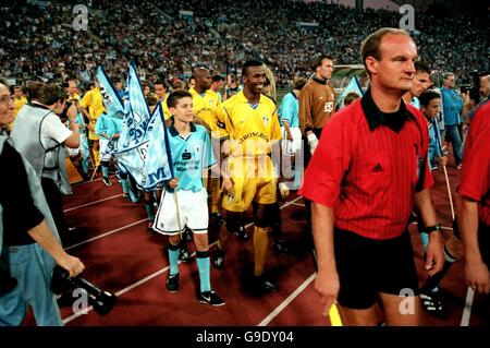 Il capitano della Leeds United Lucas Radebe (c) guida la sua squadra nell'Olympiastadion, sede della TSV Monaco 1860 Foto Stock