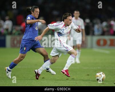 Mauro German Camoranesi, Italia e Franck Ribery, Francia combattono per la palla Foto Stock