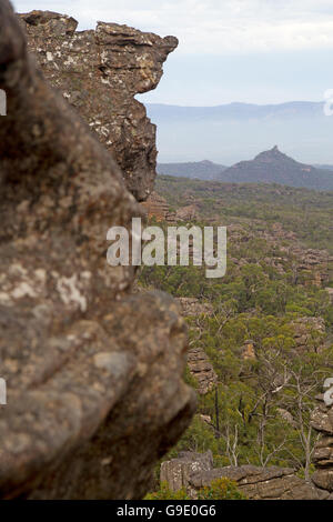 Visualizza fino a Tower Hill dalle pendici del monte rosea nel Parco Nazionale di Grampians Foto Stock