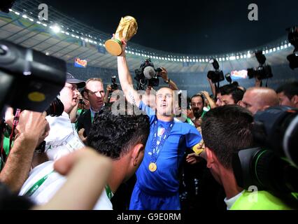 Calcio - Coppa del mondo FIFA Germania 2006 - finale - Italia v Francia - Olympiastadion - Berlino. Fabio Cannavaro in Italia con il trofeo Foto Stock